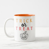 Spooky Trick oder Jack-o'-Laterne Halloween behand Zweifarbige Tasse (Links)