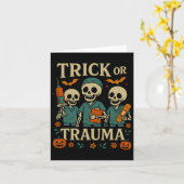 Spooky Trick oder Trauma Skeleton Pumpkin Hallowee Karte (Gelbe Blume)