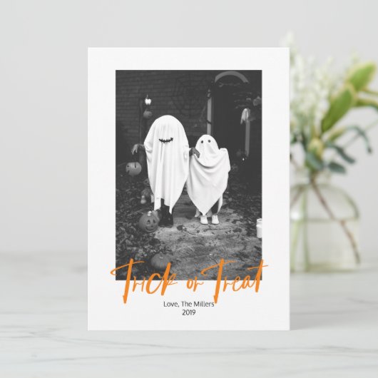 Spooky Trick oder Treat Halloween Fotokarte Einladung (Stehend Vorderseite)