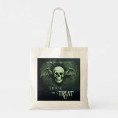 Spooky Trick or Treat Skull with Bat Wings Tragetasche (Rückseite)