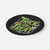 Spooky Trick or Treat Slime Halloween Pappteller (Schrägansicht)