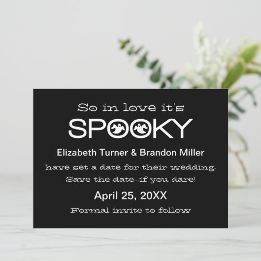 Spooky Typografie Halloween Save the Date (Stehend Vorderseite)