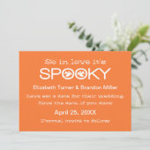 Spooky Typografie Halloween Save the Date (Stehend Vorderseite)