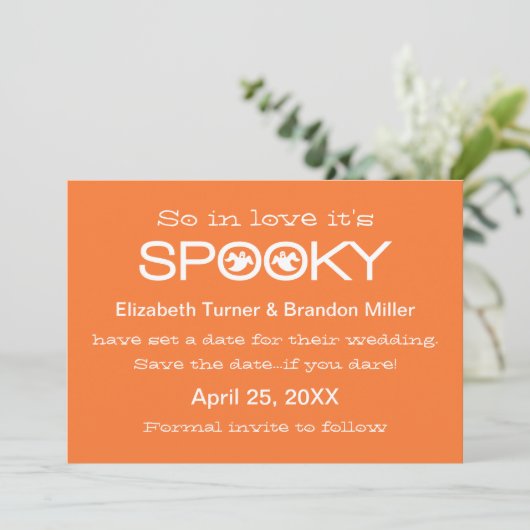 Spooky Typografie Halloween Save the Date (Stehend Vorderseite)
