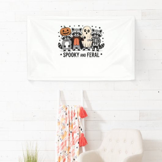 Spooky und Feral Funny Halloween Raccoon Banner (Insitu)