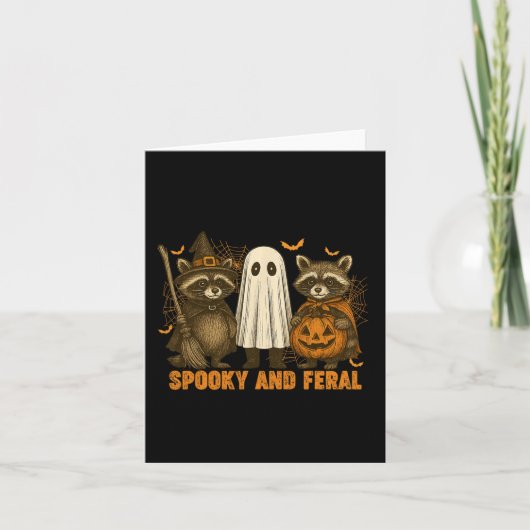 Spooky und Wild Niedlich Ghost Racoon Halloween Co Karte (Vorderseite)