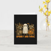 Spooky und Wild Niedlich Ghost Racoon Halloween Co Karte (Gelbe Blume)