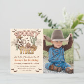 Spooky Vibes 1. Geburtstag Western Party Foto Einladung (Stehend Vorderseite)