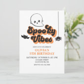 Spooky Vibes Halloween Einladung (Stehend Vorderseite)