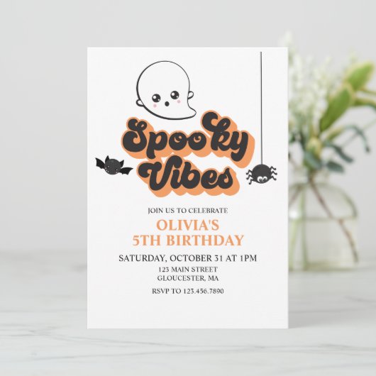 Spooky Vibes Halloween Einladung (Stehend Vorderseite)