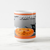 Spooky Vibes mit Orangefarbener Grenze Kaffeetasse (Mittel)
