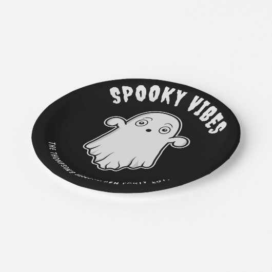 Spooky Vibes Niedlich Ghost Halloween Schwarz-Weiß Pappteller (Schrägansicht)