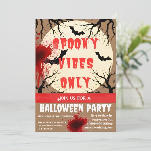 Spooky Vibes nur Halloween-Bat und Blut-Spritzer Einladung (Stehend Vorderseite)