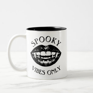 Spooky Vibes nur Halloween Decke Vampirfangs Zweifarbige Tasse