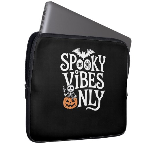 Spooky Vibes nur Halloween Sloth Oversized T-Shir Laptopschutzhülle (Vorne Rechts)