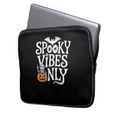 Spooky Vibes nur Halloween Sloth Oversized T-Shir Laptopschutzhülle (Vorderseite Links)