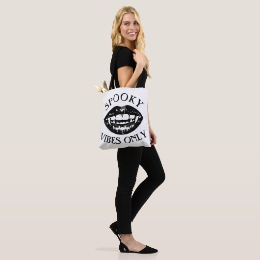Spooky Vibes nur Halloween Vampire Fangs Tasche (Am Model)