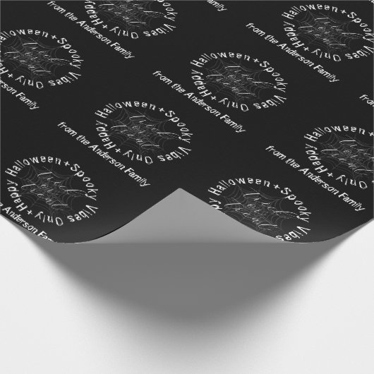 Spooky Vibes nur Schwarz und Weiß glücklich Hallow Geschenkpapier (Ecke)