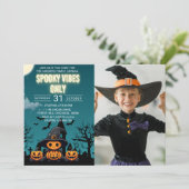 Spooky Vibes Only Halloween Party – Cute Pumpkin Einladung (Stehend Vorderseite)
