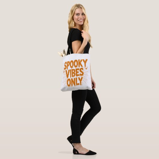 Spooky Vibes Only Halloween Tasche (Am Model)