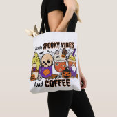 Spooky Vibes und Coffee Halloween Totbeutel Tasche (Von Nahem)