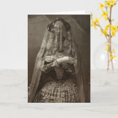 Spooky Viktorianisches Foto der Toten in Kleidung Karte (Gelbe Blume)