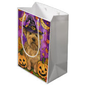 Spooky Wheaten Terrier Dog Halloween Hexenkürbis Mittlere Geschenktüte (Rückseite Schrägansicht)