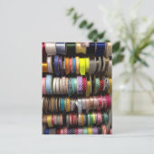 Spools des farbenfrohen NYC Garment District Postkarte (Stehend Vorderseite)