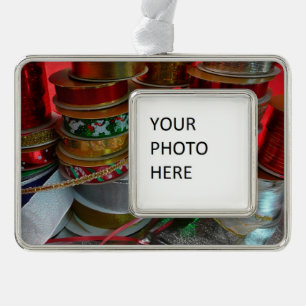 Spools von Weihnachten Weihnachtsfeiertag Rot und Rahmen-Ornament Silber