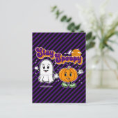 Spoopy bleibe: Niedlicher Halloween Ghost & Pumpki Postkarte (Stehend Vorderseite)