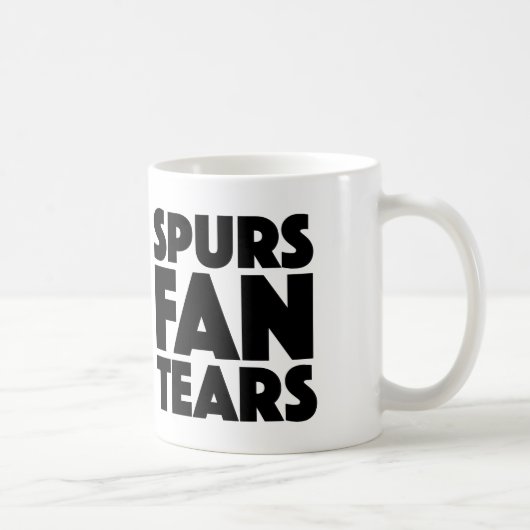 Sporn-Fan zerreißt Tasse für Arsenal-Fans (Rechts)