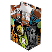 Sport Pattern With Balls Mittlere Geschenktüte (Vorderseite Schrägansicht)