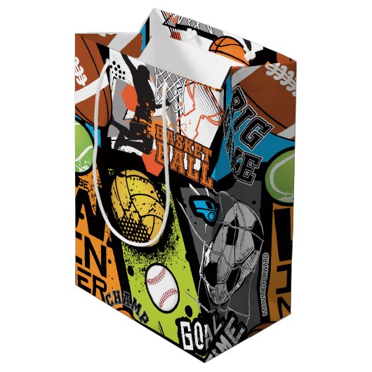 Sport Pattern With Balls Mittlere Geschenktüte (Rückseite Schrägansicht)