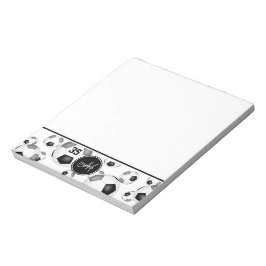 Sportfans mit schwarzgrauen Fußballbällen mit Mono Notizblock