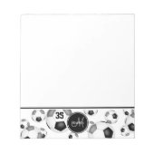 Sportfans mit schwarzgrauen Fußballbällen mit Mono Notizblock (Vorderseite)