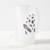 Sportgeräte-Muster für Schwarzweiß-Fußball Mattglas Bierglas (VorderseiteRechts)