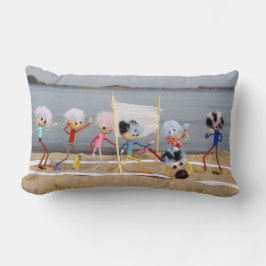 Sportieve Fubby poppetjes die op het strand spelen Lendenkissen