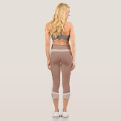 Sportive Mocha Mousse Boho Chic Monogram Capri Leggings (Rückseite)