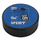 Sportler behielt auf Pushing Eishockey Puck (3/4)