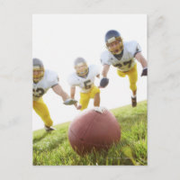 Sportler, die mit Rugbyball spielen