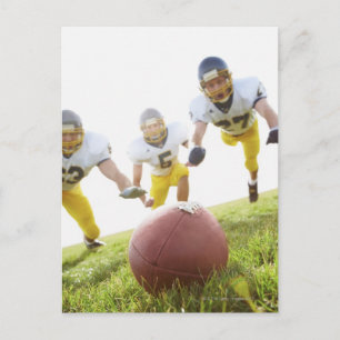 Sportler, die mit Rugbyball spielen Postkarte