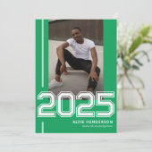 Sportliche Foto Graduation Party Green Einladung (Stehend Vorderseite)