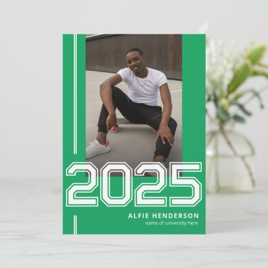 Sportliche Foto Graduation Party Green Einladung (Stehend Vorderseite)