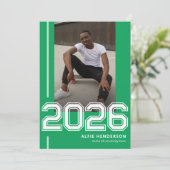 Sportliche Foto Graduation Party Green Einladung (Stehend Vorderseite)