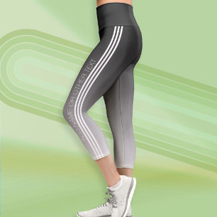 Sportliche Streifen mit modernem Text - Schwarz Om Capri Leggings
