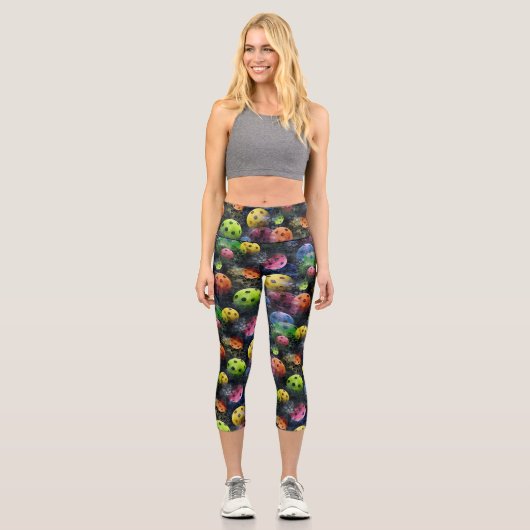 Sportliches, farbenfrohes Pickleball-Muster Capri Leggings (Vorderseite)