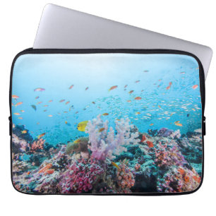 Sporttauchen mit buntem Riff und Koralle Laptopschutzhülle