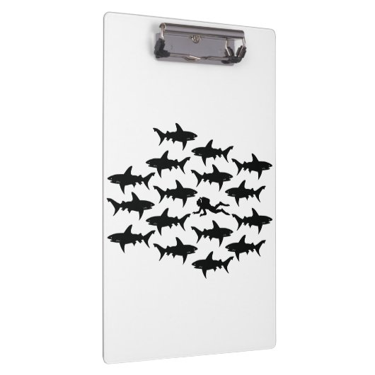 Sporttaucher-Schwimmen mit einer Schule der Klemmbrett (Rechts)