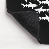 Sporttaucher-Schwimmen mit einer Schule der Mousepad (Ecke)