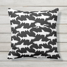 Sporttaucher-Schwimmen mit Schule der Haifische